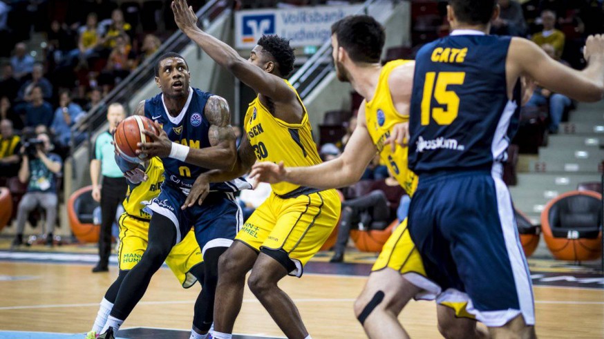 una jugada del partido entre el Ucam y el Riesen
