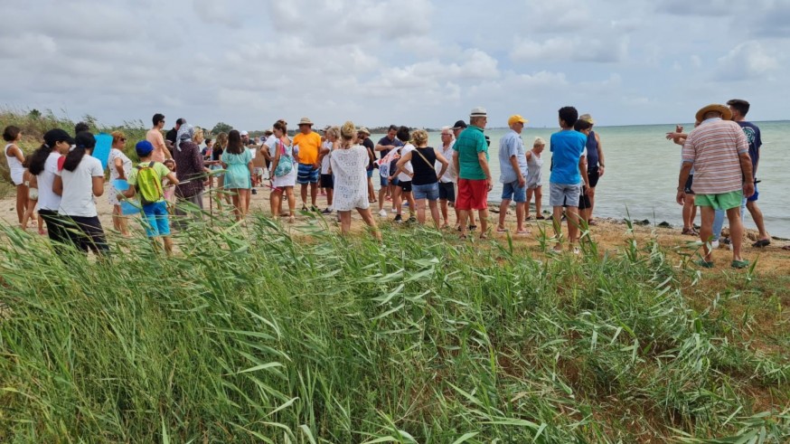 Los vecinos de Bahía Bella exigen la retirada de cañas de su playa del Mar Menor