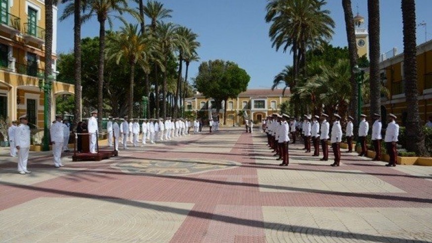 La Armada homenajea a los militares fallecidos en acto de servicio y a las víctimas del COVID