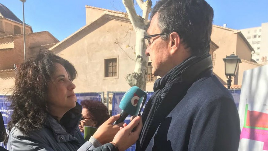 Marta Ferrero hablando con el alcalde José Ballesta en Alfonso X el Sabio