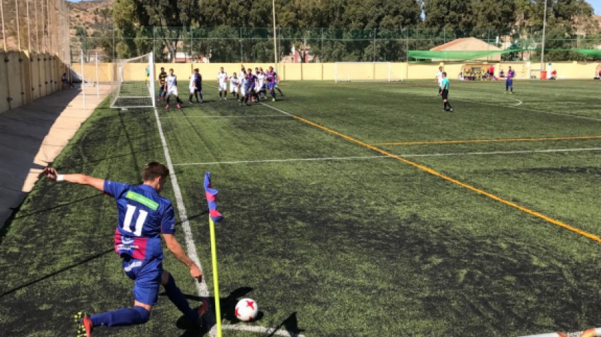 Gregorio (Minerva) lanza un córner en un partido anterior