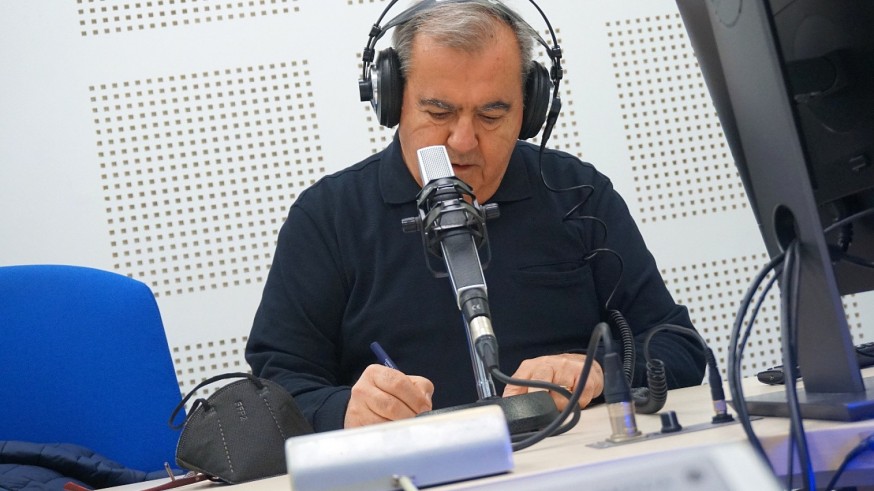 Juan González Cutillas en los estudios de Onda Regional de Murcia