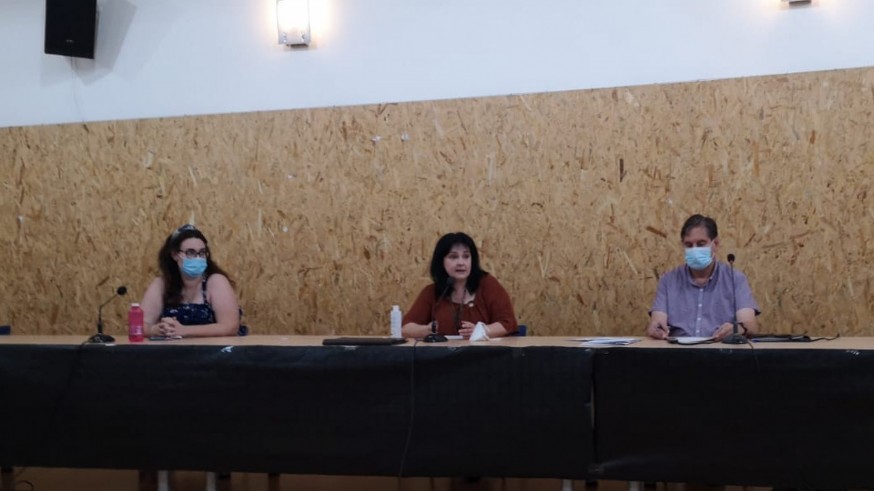 Mar Hernández, en el centro, durante el pleno en el que anunció su renuncia