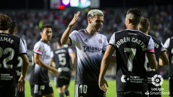Álex Gallar felicita a Rubén Castro por su gol ante el Sporting. Foto: LaLiga