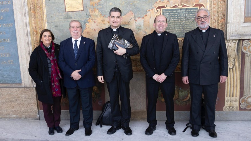 Un centenar de peregrinos de Caravaca en el Vaticano entregan hoy el óbolo del Año Jubilar