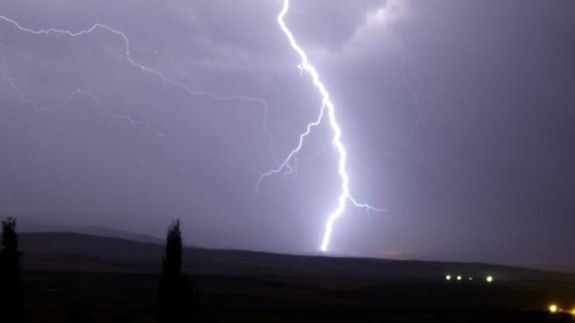 Rayo durante una tormenta (archivo). EUROPA PRESS