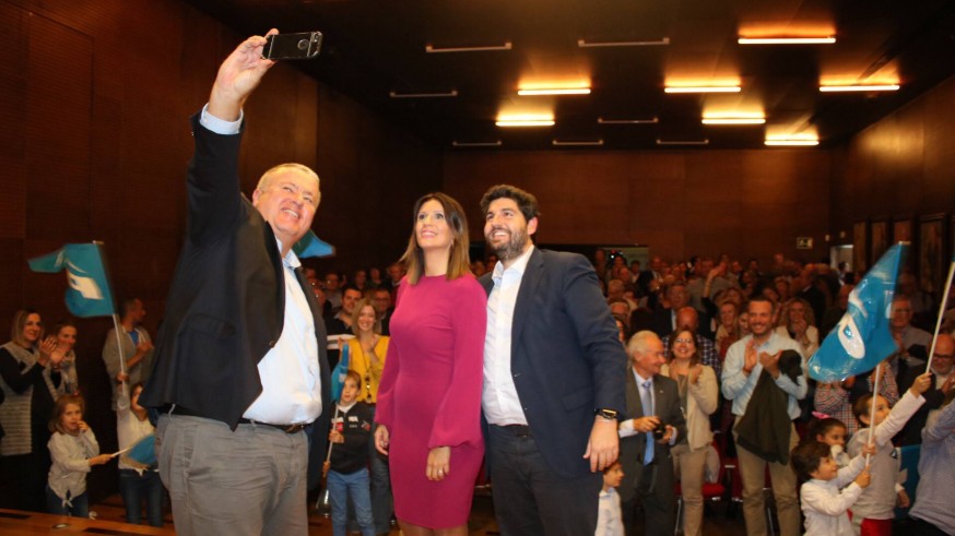 Bernabé se hace un 'selfie' junto a Manrubia López Miras.