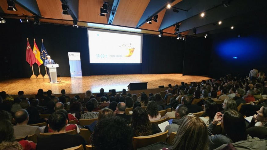 La inteligencia artificial llega a las aulas de la Región para formar a 500 docentes