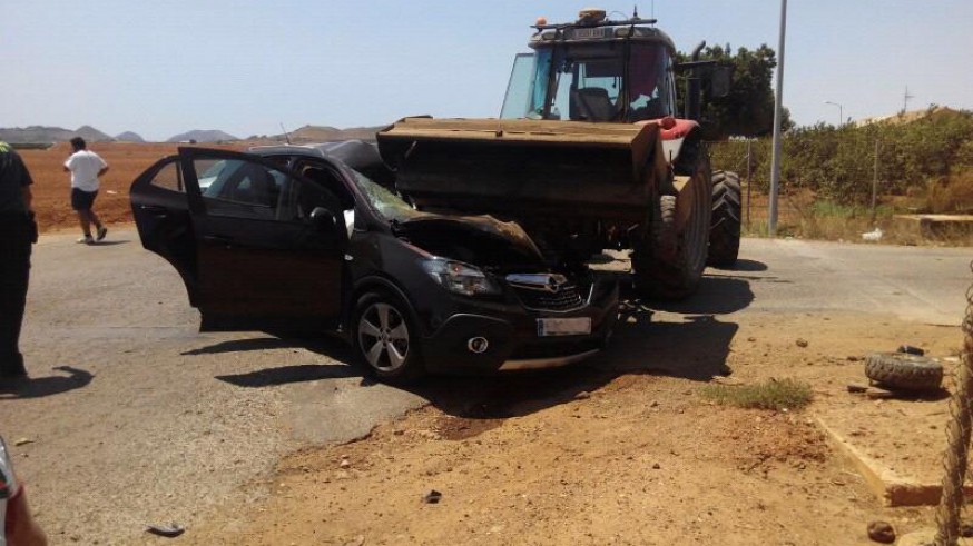 Accidente entre un vehículo y un tractor en El Algar