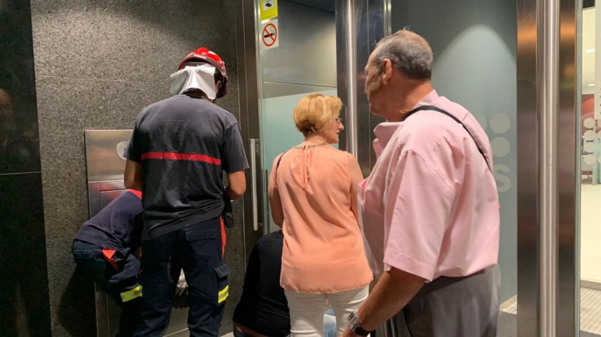 Los bomberos, intentan abrir la puerta.