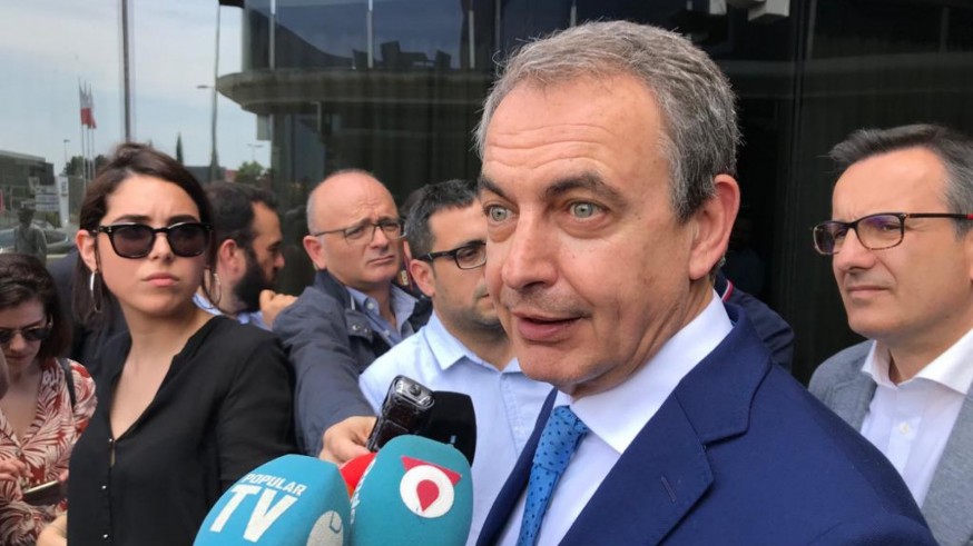 Zapatero atiende a los medios en Murcia