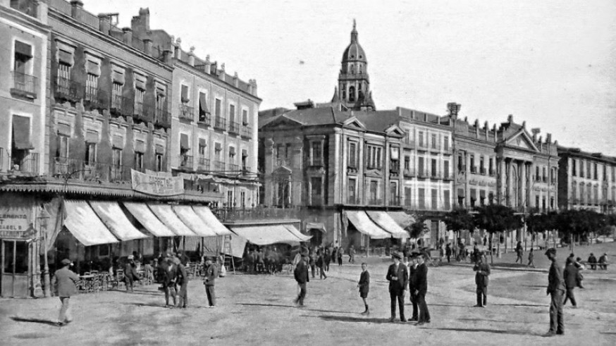 Fotografía antigua de Murcia, con la Glorieta, el ayuntamiento y la catedral
