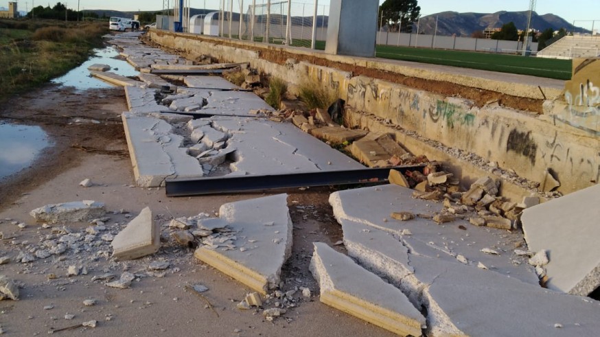 Pared derribada por el viento en un campo de fútbol de Jumilla.