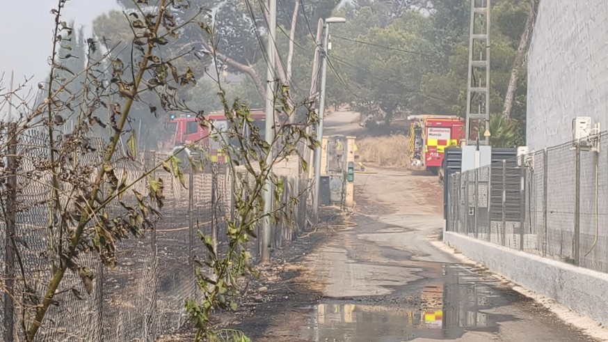 Dos personas atendidas tras complicarse por el viento un incendio de vegetación en Cabezo de Torres