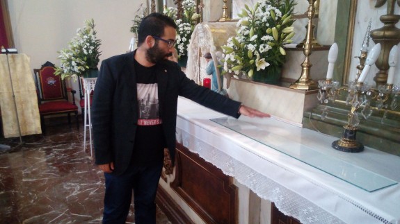 Juan del Amor Ruiz junto al altar restaurado 