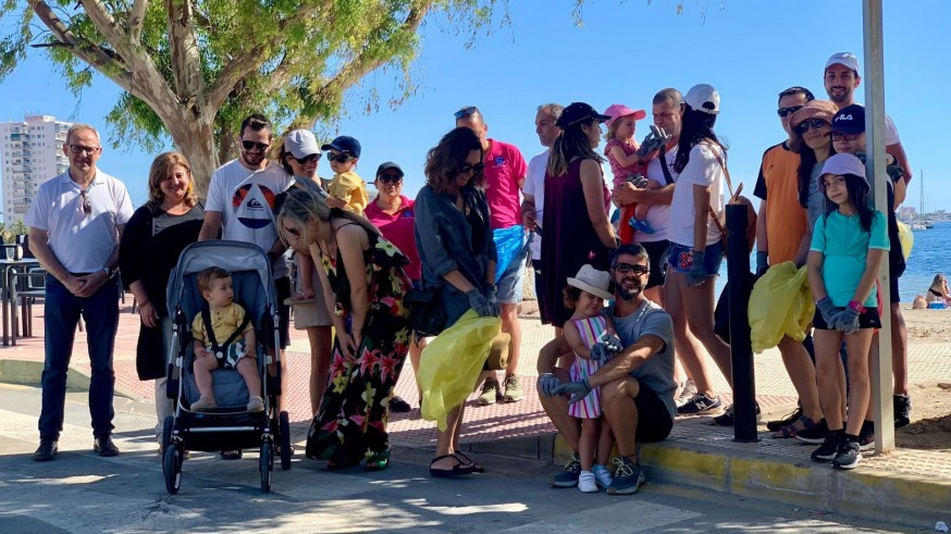Voluntarios de toda la Región recogen basura en playas de San Javier
