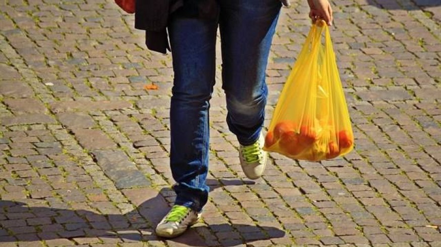 Persona con bolsa de plástico