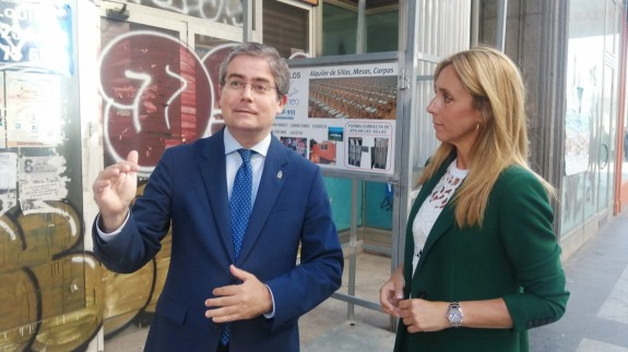 El PP denuncia que la concesionaria de las sillas en Murcia todavía no ha abonado el canon de 200.000 euros al ayuntamiento