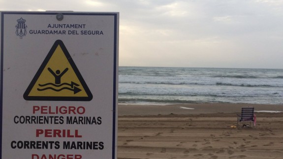Cartel prohibiendo el baño en una playa de guardamar