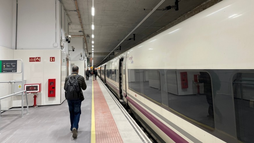 45 minutos incomunicados en un tren de cercanías en el túnel de soterramiento de Murcia