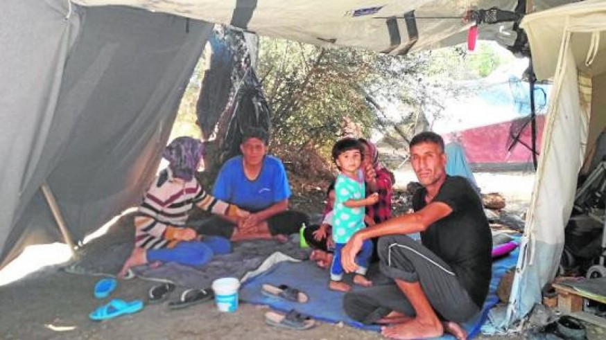 Fotografía de una familia en el campo de refugiados de Lesbos
