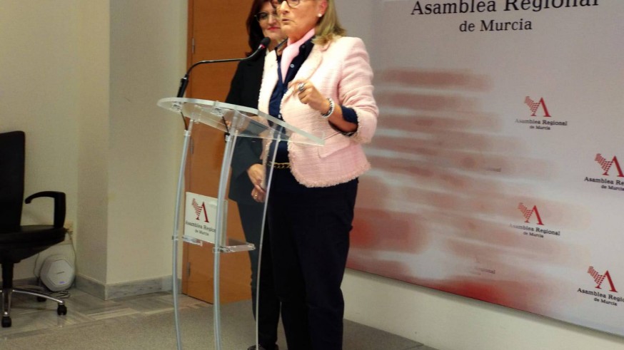 Delia Topham, en la Asamblea