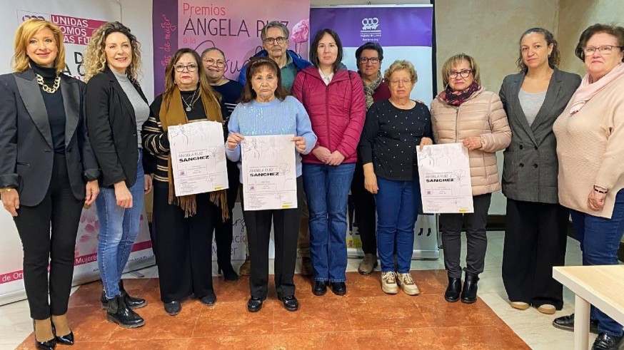 Con Alfonso Martínez y Pilar Fernández, presidenta de la Federación de Organizaciones de Mujeres de Lorca, hablamos de los premios 8M 'Ángela Ruiz