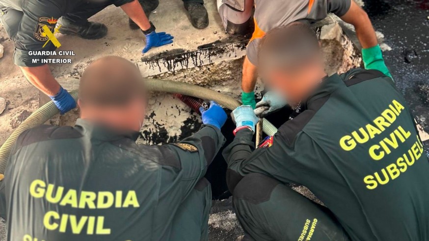 Imágenes del hallazgo de dos cadáveres en un depósito de residuos de una nave de Librilla 