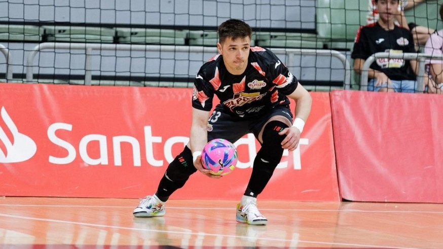 ElPozo solventa su overbooking de porteros cediendo a Henrique