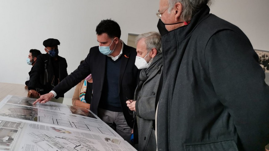 El concejal Carlos Piñana muestra un detalle del proyecto del Cine Central