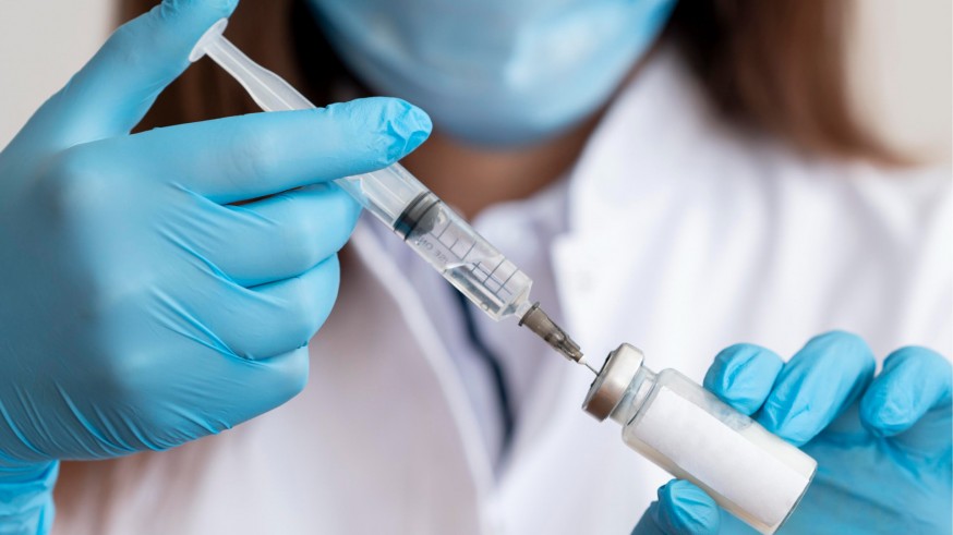 Médico preparando una vacuna