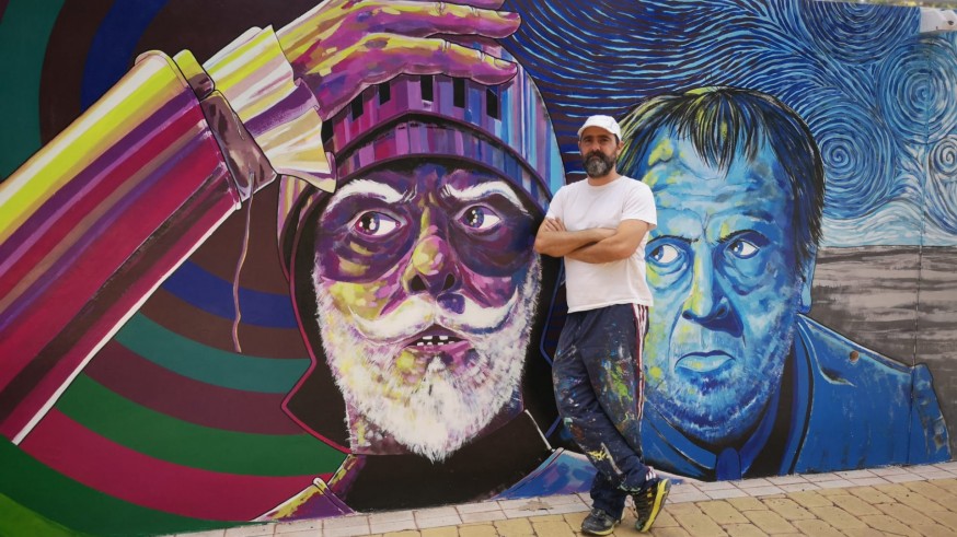 Andrés Guillén frente a su obra mural