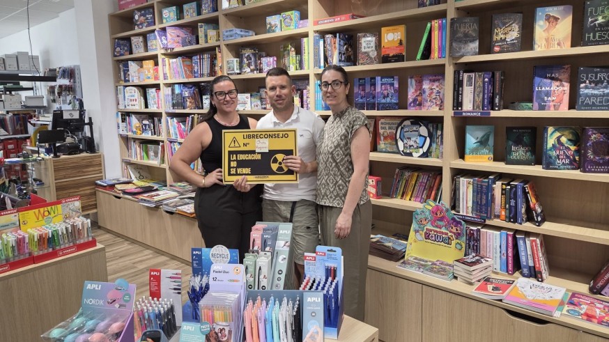 Librerías murcianas denuncian competencia desleal por la venta directa de libros en centros educativos