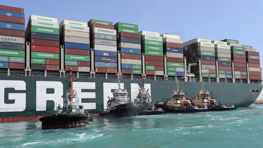 El buque 'Ever Given' encallado en el canal de Suez desde el martes pasado