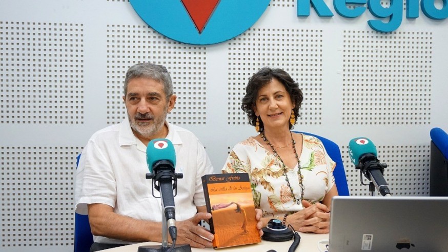 Hablamos del libro 'Las orillas de los Artigas' con su autor, Bernar Freiría, a quien acompaña Carmen Ballesta