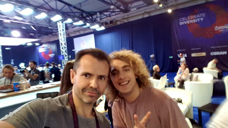 Mateo Rivas con Manel Navarro en Eurovisión