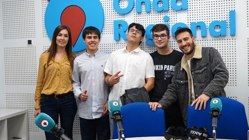 Conocemos el proyecto de radio del IES Alquibla con Samuel Pérez, Elisa Mercado y tres de los alumnos que participan en RadioActiva