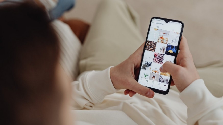 La paradoja digital: Por qué la generación más conectada de la historia se siente más sola que nunca
