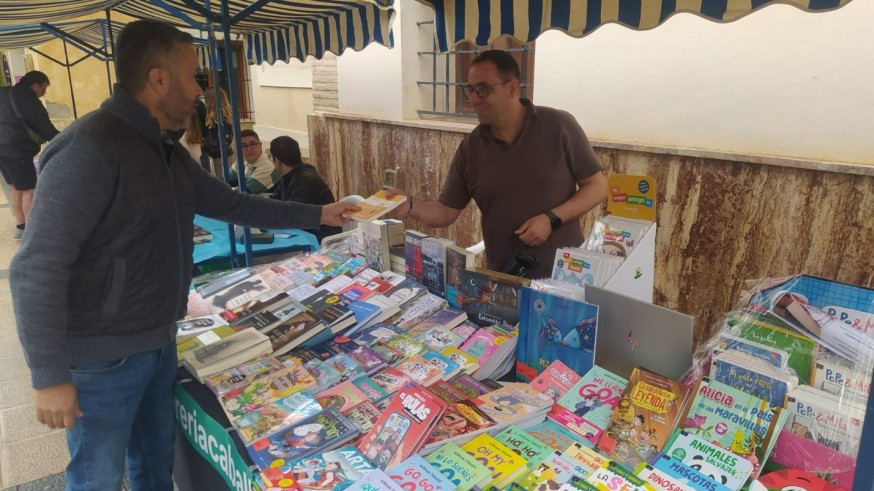 Mula celebra su Feria del Libro entre letras y gachamigas bajo la lluvia