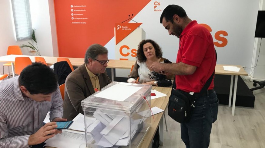 Un afiliado de Ciudadanos se dispone a votar en la sede del partido en Murcia