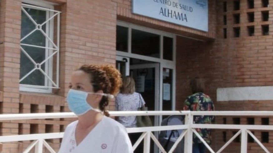Lali Salas en la puerta del centro de salud de Alhama de Murcia