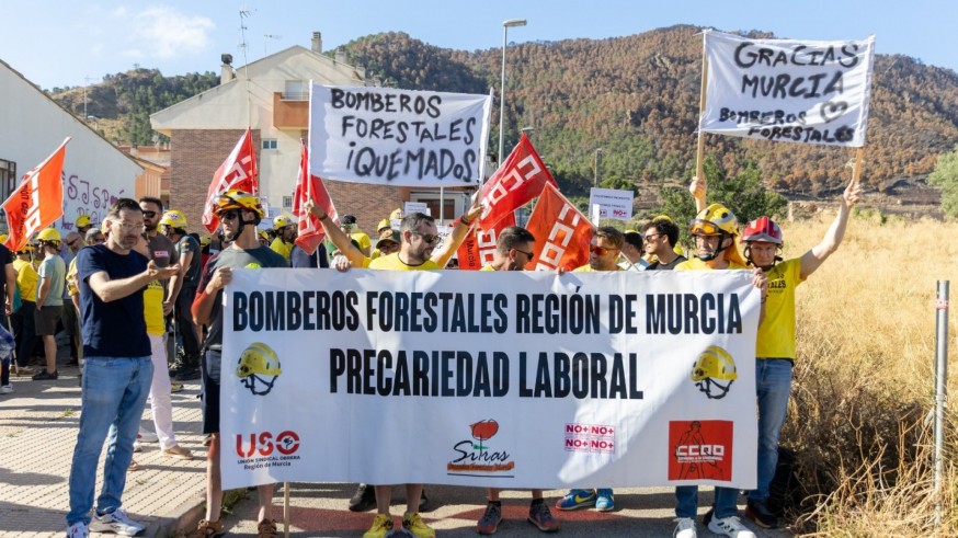 Los bomberos forestales vuelven a salir a la calle en Los Garres para exigir mejoras laborales