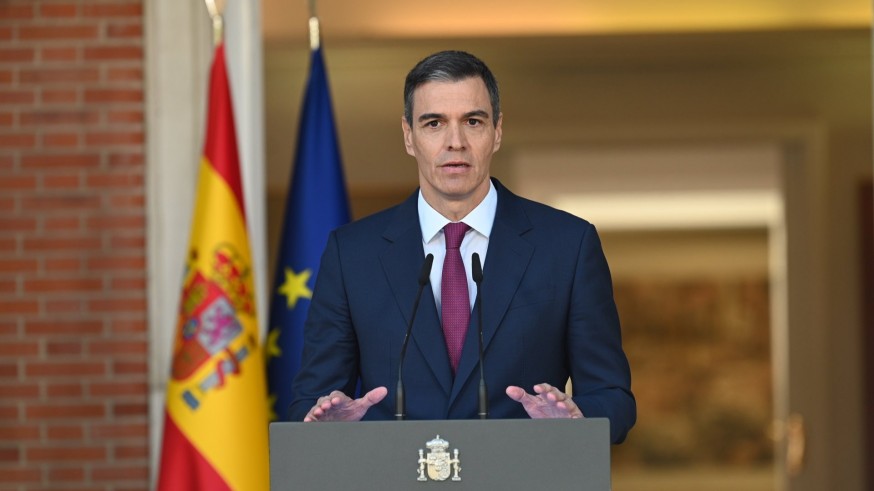 Sánchez anuncia que continúa al frente del Gobierno y pide a la "mayoría social" que se "movilice"