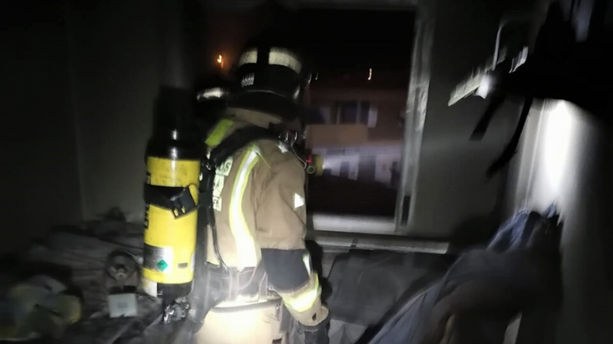 Bomberos trabajan en la extinción del incendio