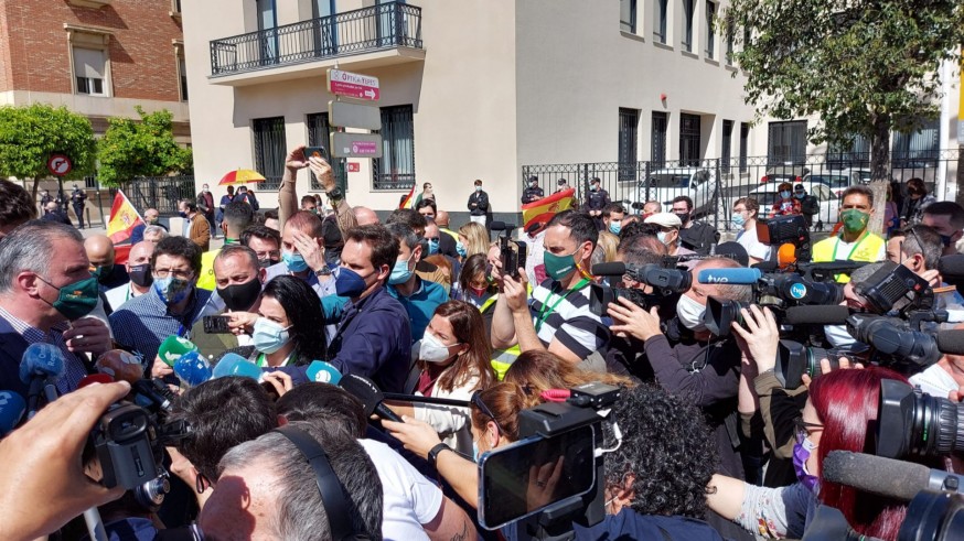 Rueda de prensa de Ortega-Smith frente a la Delegación del Gobierno en Murcia