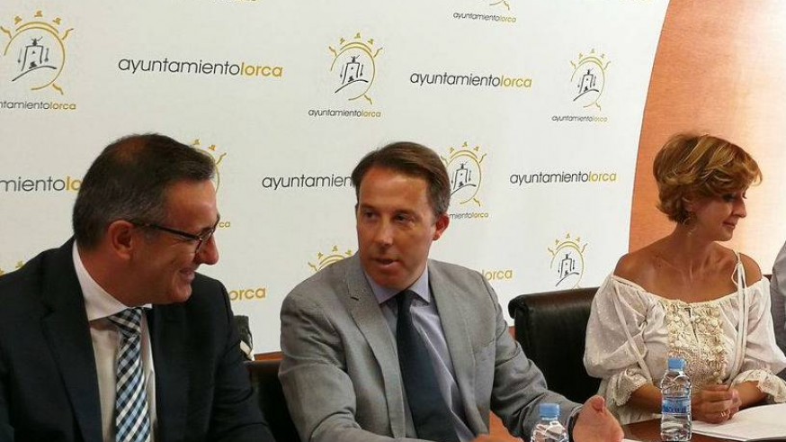 Conesa, primero por la izquierda, junto a la alcalde de Lorca, Fulgencio Gil