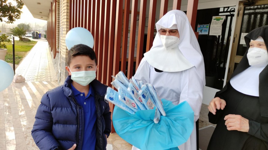 Sergio, en el momento de la donación de las mascarillas al asilo