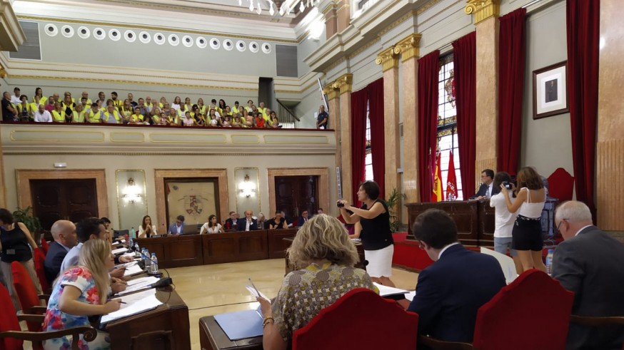 Pleno en el ayuntamiento de Murcia con la presencia de los vecinos de Algezares