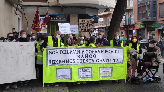 Pensionistas y mayores exigen en Murcia un trato "más humano" de los bancos