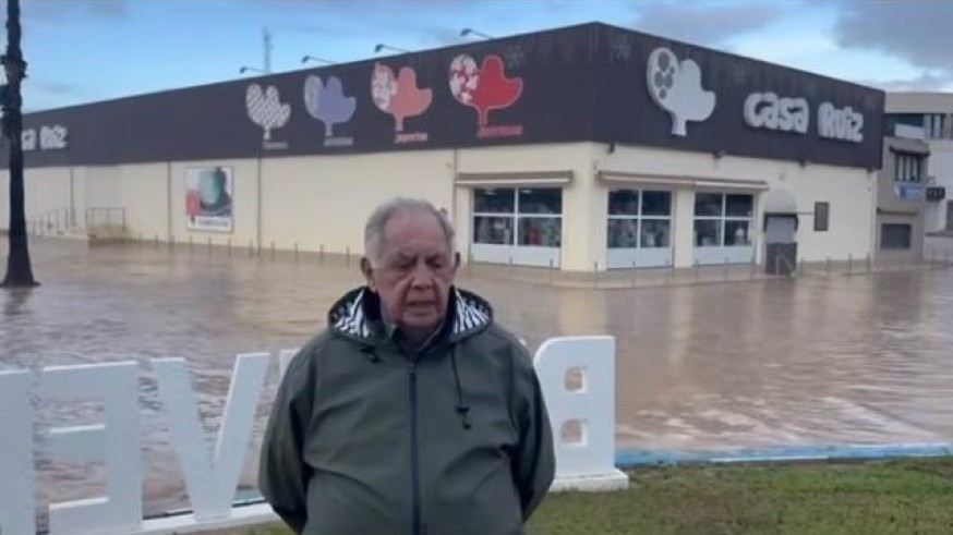 Manolo Ruiz clama para que le dejen arreglar la rotonda que inunda siempre su negocio